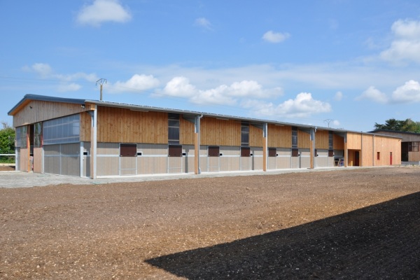 BATIMENT BARDAGE BOIS MANEGE EQUESTRE ECURIES