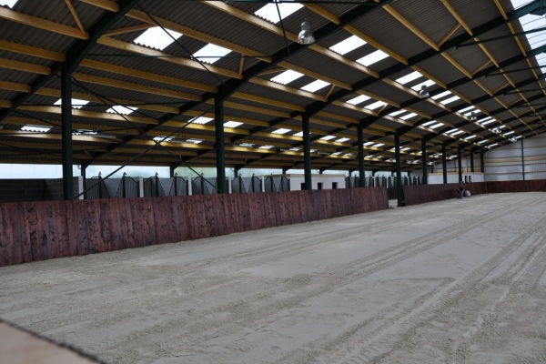MANEGE EQUESTRE AVEC BOX ECURIES SMITH-HUET