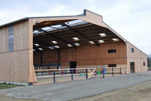 MANEGE EQUESTRE ET BOX CHEVAUX ECURIE DE